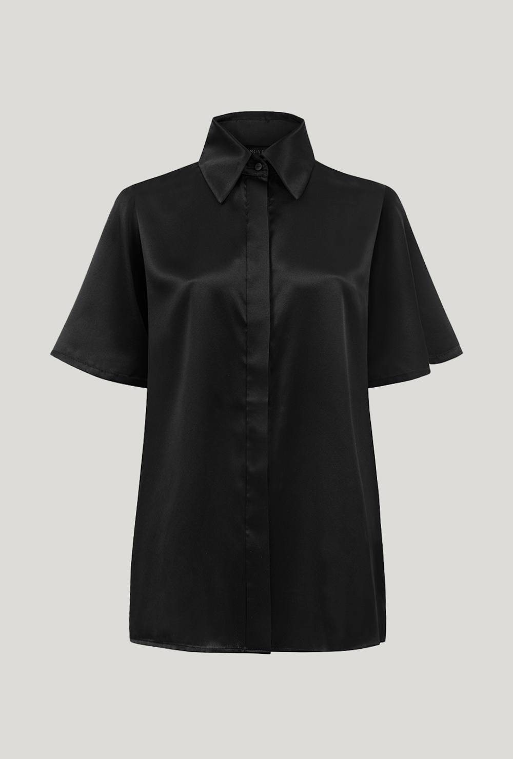 Black silk shirt with short sleeves Czarna jedwabna koszula z krótkimi rękawami