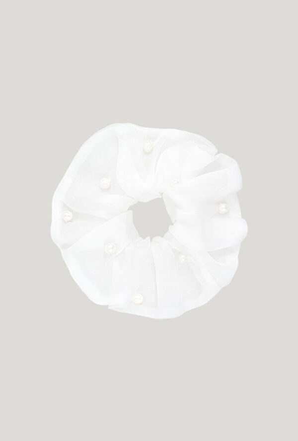 White silk organza scrunchie with pearls Biała jedwabna gumka do włosów z perłami
